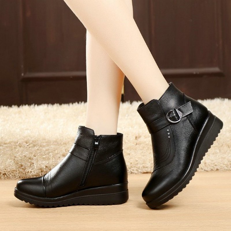 16真皮妈妈短靴冬季新款中老年雪地靴女式棉靴休闲平底中老年加绒棉鞋