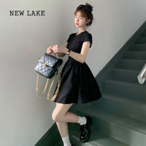 NEW LAKE高级感赫本风黑色连衣裙子女夏季2024新款设计感收腰显瘦减龄短裙