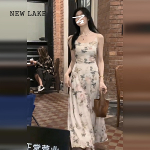 NEW LAKE法式气质收腰a字碎花连衣裙子女夏季长裙2024新款海边度假吊带裙