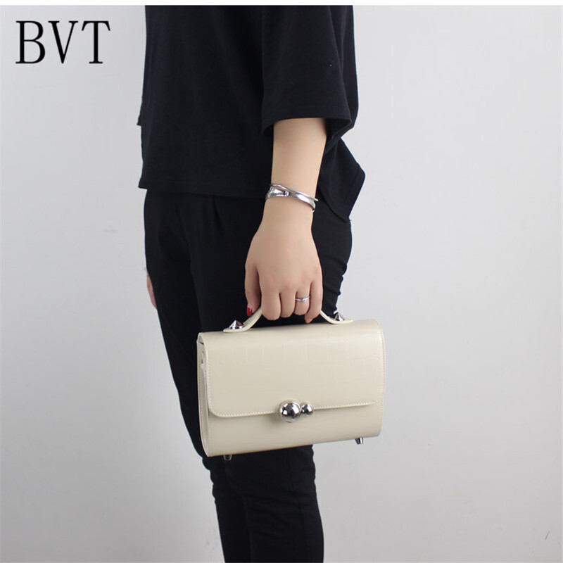 BVT百搭时尚新款纯色包盖式锁链式提把单肩斜挎休闲女式小方包 杏色