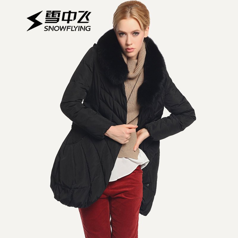 雪中飞（SNOWFLYING）羽绒衣服女士连帽修身毛领郁金香下摆中长款外套X1301124 155/S 12056B黑色