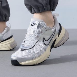 耐克(NIKE)男鞋新款运动休闲鞋V2K百搭潮流运动健身训练老爹鞋HJ4497-001 ZP