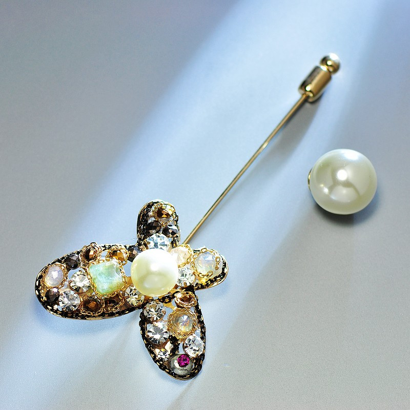 彩丽馆韩国时尚简约水晶蝴蝶一字胸针外套百搭别针胸花女插针配饰装饰