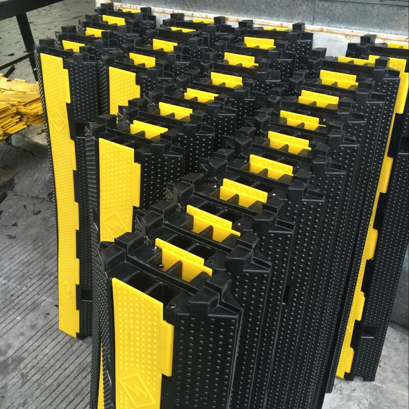 橡胶二线槽橡胶减速带室内线槽室外2线槽板pvc电缆保护槽道路舞台